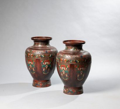 null CHINE Paire de vases balustre en bronze patiné à décor partiellement émaillé...
