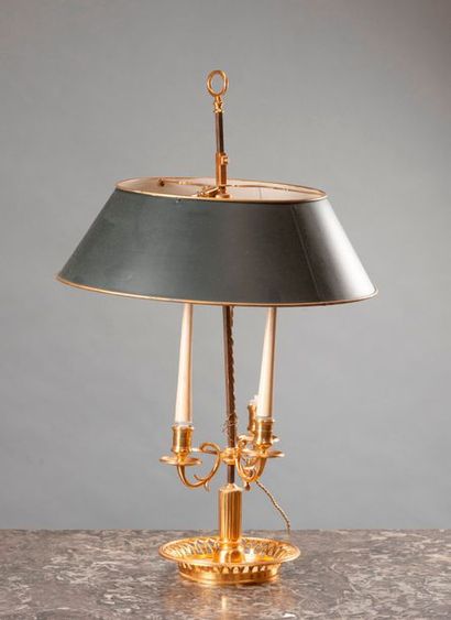 null Lampe bouillotte en bronze doré à trois bras de lumière Style Louis XVI Haut....