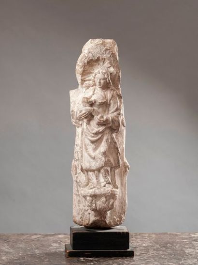 null Vierge à l’enfant en pierre calcaire Haut. : 54 cm (accidents et restaurati...