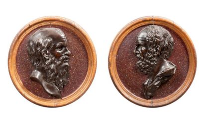 null Profils de philosophes Profils en bronze sur fond de bois peint imitant le porphyre...
