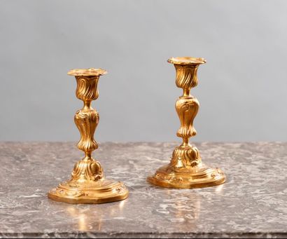 null Paire de petits flambeaux en bronze doré à décor de rinceaux et enroulements....