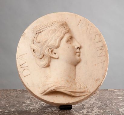 null Profil de femme couronnée
Diva Faustina en
marbre blanc sculpté
en bas relief
Diam....