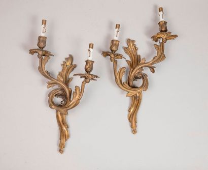 null Paire d’ appliques en bronze doré à deux bras de lumières Style Louis XV