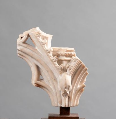 null ELEMENT D’ARCHITECTURE en marbre blanc à décor gothique d’une voûte Haut. 22...