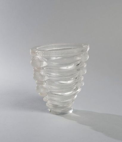 null Lalique France Vase cornet, modèle Saint Mare, crée en 1939 De section ovale...