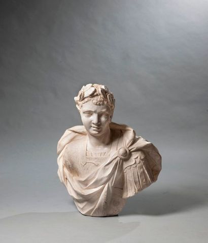 null DANS LE GOUT DE L’ANTIQUE Buste d’empereur romain en plâtre. H. 68 cm L. 58...