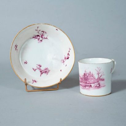 null VINCENNES Gobelet litron et sa soucoupe en porcelaine tendre à décor en camaïeu...