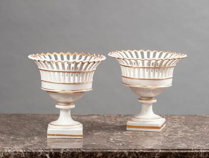 null PAIRE DE COUPES ajourées en porcelaine dorée Haut. : 22,5 cm