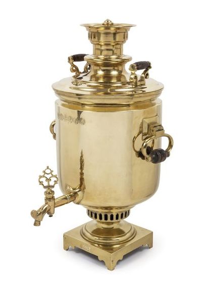 null Vassili, Alexandre et Paul Batachev. Samovar en laiton. Toula, 1877-1885.

70...