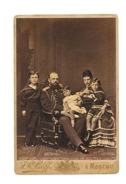 null Portrait de l’empereur Alexandre III avec sa famille. Vers 1880.

Tirage photographique,...
