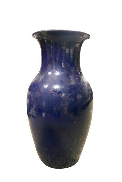 null VASE BALUSTRE à col évasé en porcelaine émaillé aubergine.
Chine, dynastie Qing.
Diam.:...