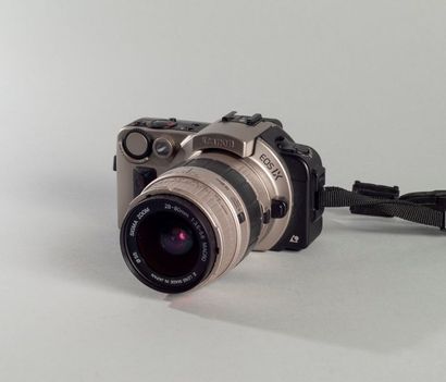 CANON Canon Eos IX, reflex multimode au format APS-C. Avec son zoom transtandard...