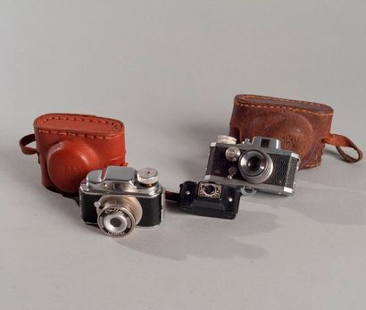null Lot composé de deux appareils miniatures

- Morita Trading Co. Kiku 16 Model...