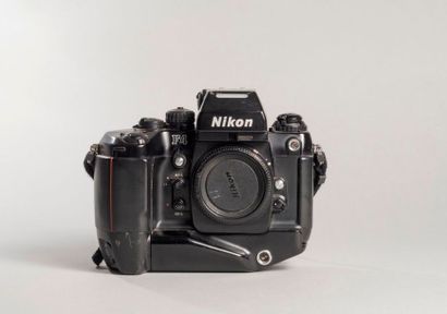 NIKON Nikon F4 n°2133637 reflex professionnnel vers 1995 avec l'alimentation NB 21

Etat...
