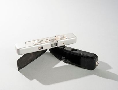 MINOX Très joli MINOX type C dans son étui d'origine. Manque la dragonne graduée...