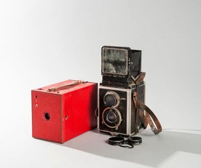 EASTMAN KODAK, ROLLEIFLEX Lot composé d’un Kodak Brownie N°2 USA RED et d’un Franke...
