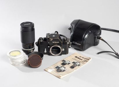 NIKON NIKON F laqué noir N°7072121 avec prisme Photomic dans son étui cuir d'origine
On...