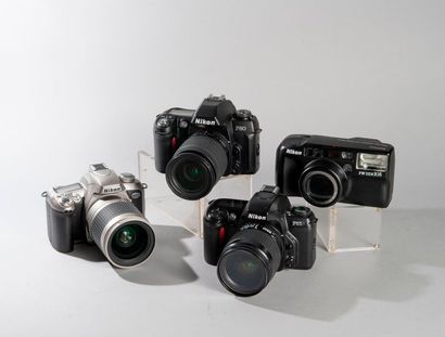 NIKON Lot de 4 appareils Nikon autofocus.

NIKON F65 , 2000, N° 2887605. Objectif...