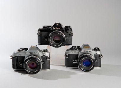 NIKON Lot de 3 appareils Nikon.

NIKON FG-20, 1985, N° 3490507. Objectif Nikon Lens...