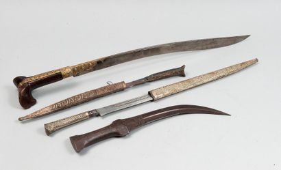 null Ensemble d'armes orientales : 

- Yaragan, fusée en corne décorée de motifs...