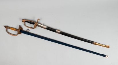 null Lot de 2 armes :

- Épée de sous officier du service de santé

- Sabre modèle...