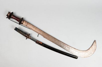 null Lot de 2 armes :

- Sabre népalais. Longue lame recourbée vers la pointe, manche...