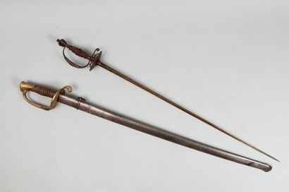 null Lot comprenant : 

- Sabre d'officier d'infanterie, modèle 1855, fourreau en...