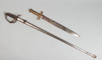 null Lot comprenant :

- Un sabre d'officier 1882

- Un glaive modèle 1816. Pommeau...