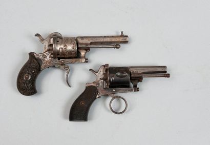 null Lot de 2 revolvers :

- à percussion centrale calibre 8mm, détente à anneau....