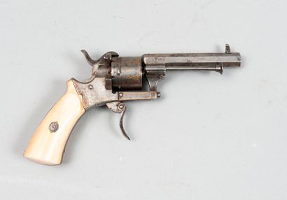 null Revolver calibre 8mm. A broche, fabrication LEFAUCHEUX (poinçon), plaquettes...