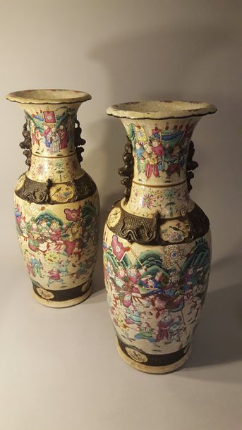 null CHINE, NANKIN. XIXème siècle, marques au revers. Paire de grands vases balustres...