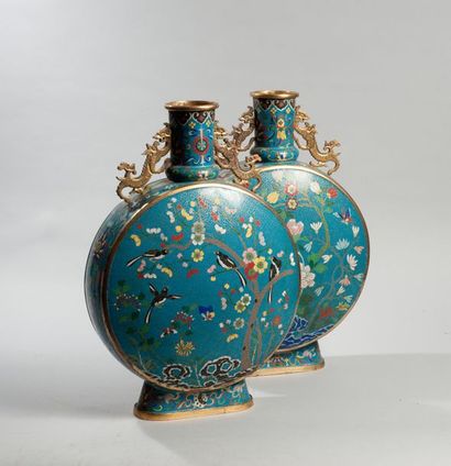 null CHINE. Fin de la dynastie Qing, XIXème siècle. Rare paire de vases en forme...