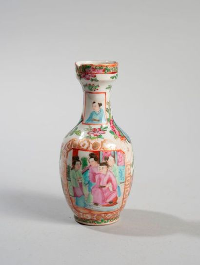 null CHINE. Fin XIXème et début XXème siècle. Deux petits vases en porcelaine émaillée...