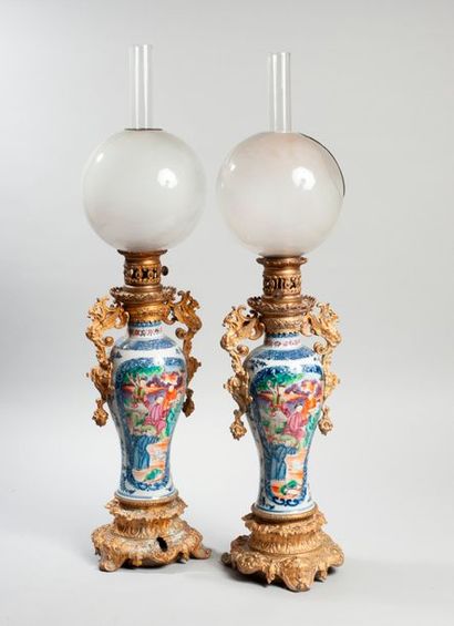 null CHINE, GUANGCAI. Fin de la dynastie Qing, XVIII - XIXème siècle. Paire de vases...