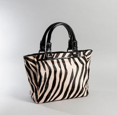 null CLUB MONACO

Sac cabas 40 cm en vachette imprimée zèbre, double poignée, fermeture...