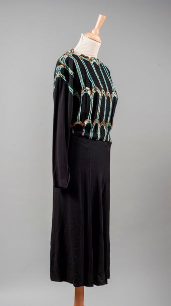 null Robe circa 1950

Robe en crepe noir à décolleté festonné, le haut rebrodé de...