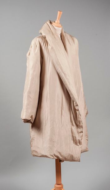null Donna KARAN

Manteau matelassé en soie beige, à col châle, deux poches passepoilées,...