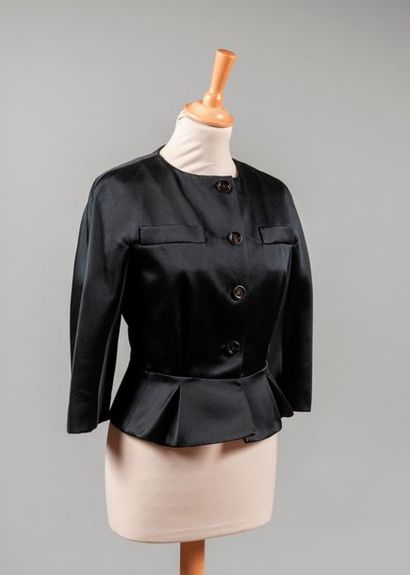 null Christian DIOR Paris, collection automne 2012

Veste courte en satin noir, décolleté...