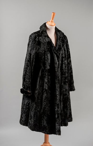 null SCHIAPARELLI, 21 place Vendôme Paris, n° 16930

Manteau en breitchwantz noir,...