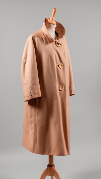 null ANONYME

Manteau en gabardine beige, col claudine, simple boutonnage, manches...