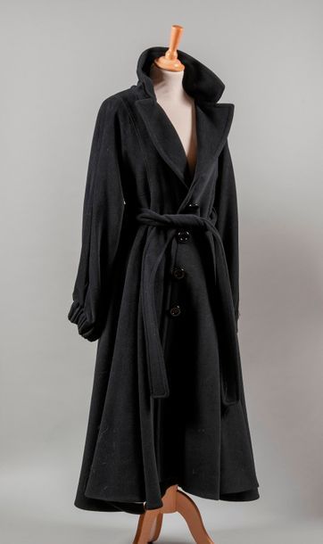 null KENZO

Manteau en lainage et cachemire noir, col cranté, taille soulignée d'une...