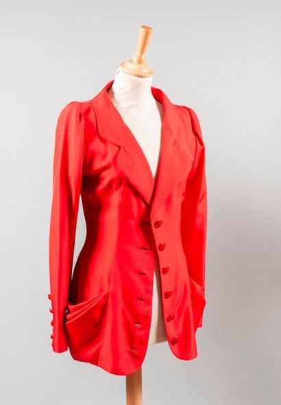 null Emmanuel UNGARO Couture

Veste en soie sauvage rouge à col cranté, simple boutonnage...