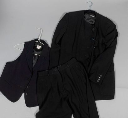null Giorgio ARMANI, ARMANI Collezioni

Lot composé d'une veste en lainage noir à...