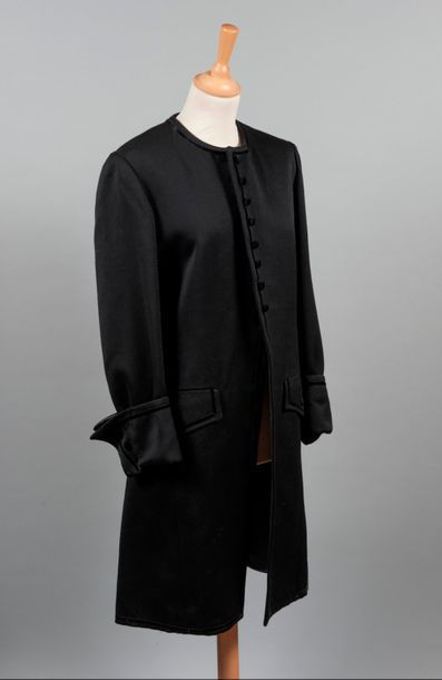 null Yoshimi KOYAMA

Manteau en gabardine et velours noir, simple boutonnage, deux...