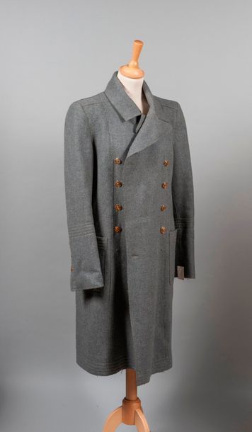 null FENDI

Manteau en lainage gris chiné, col cranté, double boutonnage en métal...