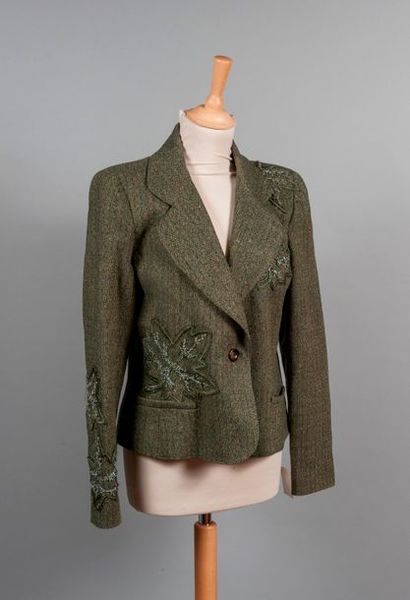 null VALENTINO, GUNEXT

Lot composé d'une veste en lainage chiné vert rebrodé de...