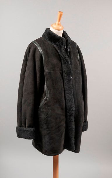 null Yves SAINT LAURENT Fourrures

Manteau en peau retournée noire, col montant,...