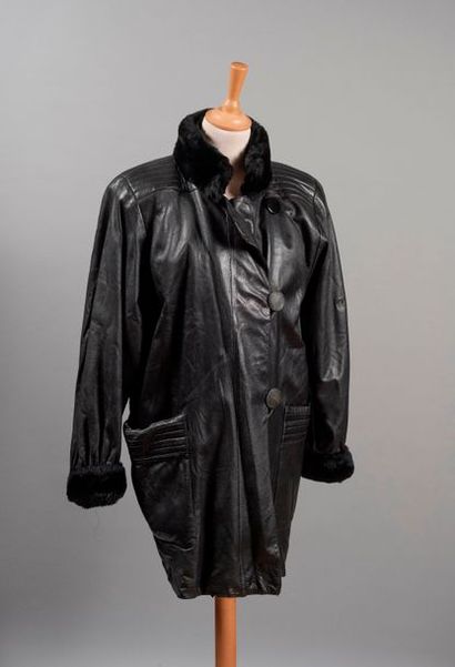 null Yves SAINT LAURENT Fourrures

Manteau en cuir noir, col droit en fourrure noire,...