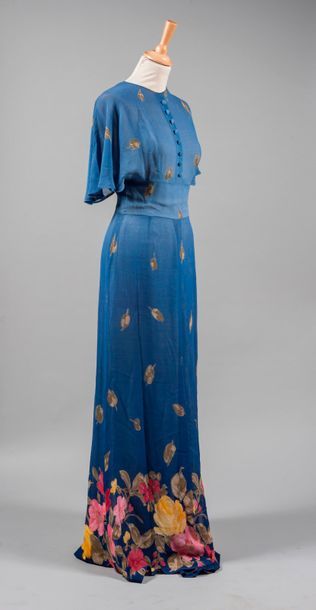 null Y.P.DUBOIS, circa 1973

Robe en crepe de soie bleue à impression florale, décolleté...