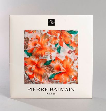 null Pierre BALMAIN: Carré en soie imprimé à motif florale dans les tons orangé et...